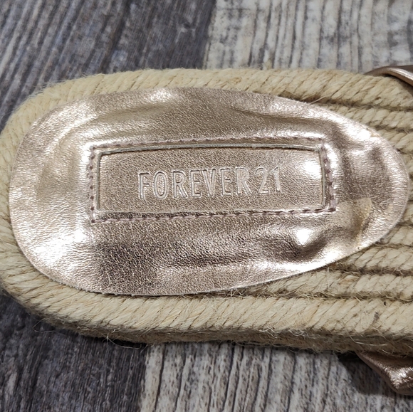 Forever 21 Women's Rose Gold Slides Sandals, Size 6 - Picture 6 of 6